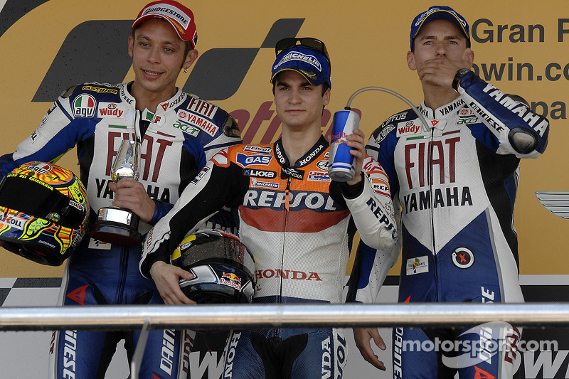 Podium: pemenang Dani Pedrosa dengan Valentino Rossi dan Jorge Lorenzo