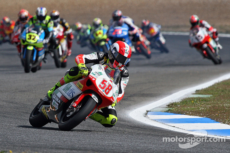 Marco Simoncelli in testa al gruppo
