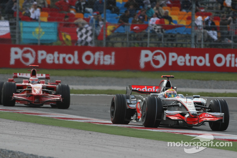 Lewis Hamilton, McLaren Mercedes, MP4-23 ve Kimi Raikkonen, Scuderia Ferrari, F2008