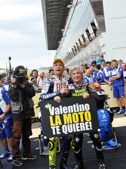 Valentino Rossi viert zijn 90ste overwinning met mede-recordhouder Angel Nieto