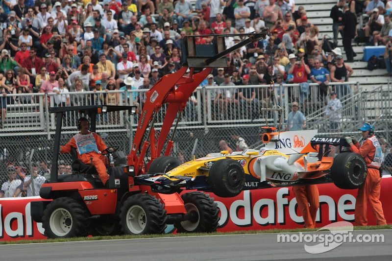 Fernando Alonso, Renault F1 Team, se detiene en pista