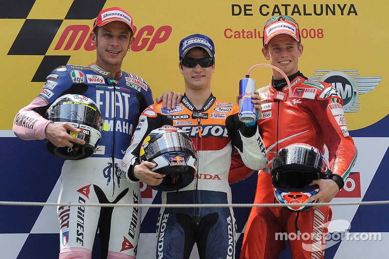 Le podium du Grand Prix de Catalogne 2008, avec Dani Pedrosa (vainqueur), Valentino Rossi et Casey Stoner