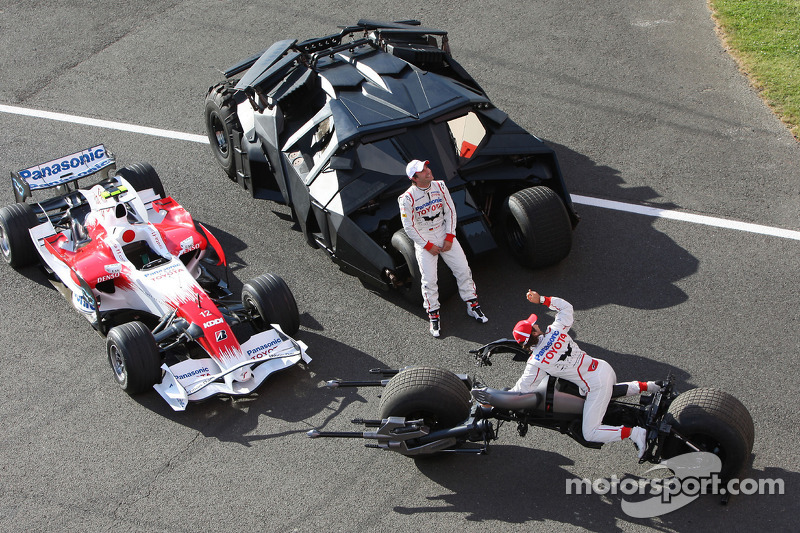 Para promover Batman "The Dark Knight", Timo Glock e Jarno Trulli, da Toyota realizaram ações de marketing