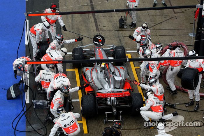 Lewis Hamilton, McLaren Mercedes durante la parada en boxes