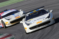 #10 Scuderia Autoropa Ferrari 458: Henrik Hedman voor #410 Ferrari Jakarta Ferrari 458 Renaldi Hutas