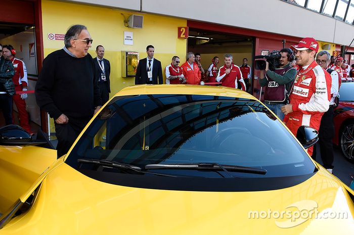 Sebastian Vettel con Sergio Marchionne, presidente de Ferrari y un Ferrari F12tdf