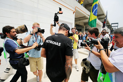 Льюис Хэмилтон, Mercedes AMG F1 прибывает в паддок