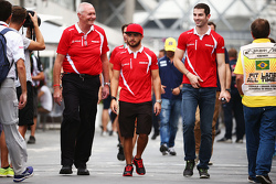 (Da sx a dx): John Booth, Team Principal del Team Manor Marussia F1 con Will Stevens, Manor Marussia