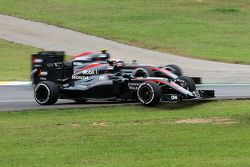 Jenson Button, McLaren MP4-30, fährt am McLaren MP4-30 von Teamkollege von Fernando Alonso vorbei