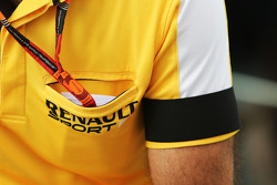 Cyril Abiteboul, Director Gerente de Renault Sport F1 lleva un brazalete negro como una señal de res