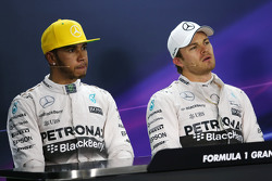 Lewis Hamilton, Mercedes AMG F1con su compañero de equipo Nico Rosberg, Mercedes AMG F1 en la confer