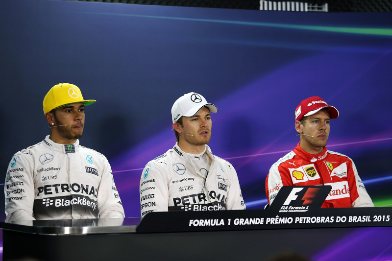 Lewis Hamilton, Mercedes AMG F1 avec son équipier Nico Rosberg, Mercedes AMG F1 et Sebastian Vettel, Ferrari lors de la conférence de presse d'après-qualifications de la FIA