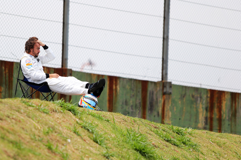 Fernando Alonso assiste treino de cadeira no circuito após ser obrigado a parar