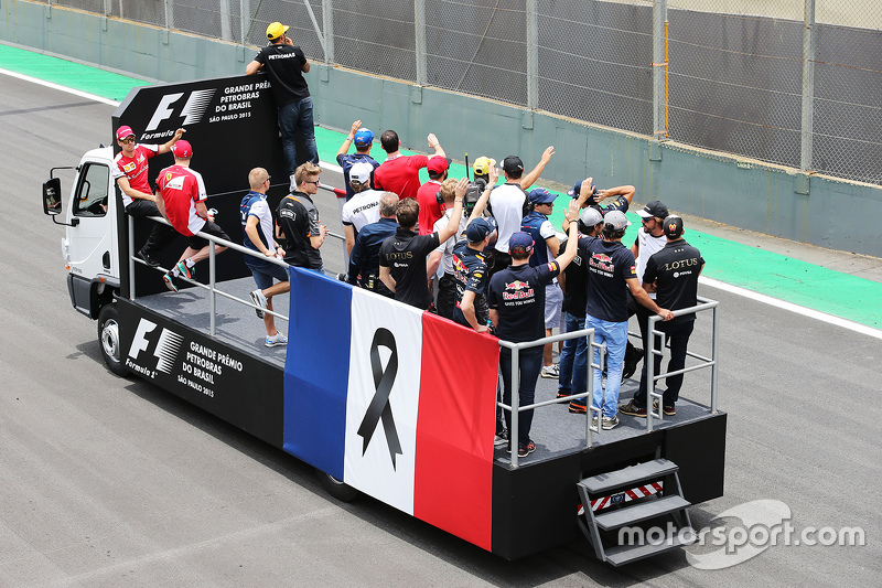 F1 pays its respects to the victims of the Paris terrorist attacks on the drivers parade