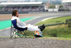 Fernando Alonso, McLaren MP4-30 gestopt op de grid