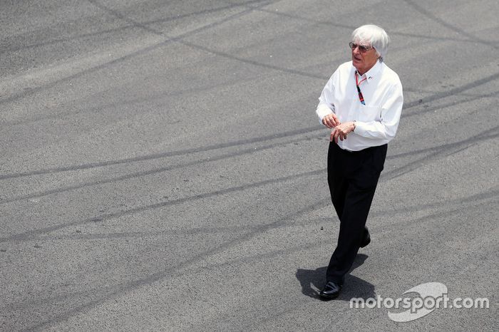 Bernie Ecclestone en la parrilla