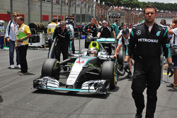 Lewis Hamilton, Mercedes AMG F1 W06 sulla griglia