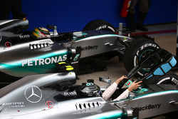 Secondo Lewis Hamilton, Mercedes AMG F1 W06, con il vincitore Nico Rosberg, Mercedes AMG F1 W06