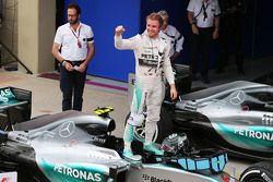 Ganador de la carrera Nico Rosberg, Mercedes AMG F1 W06 celebra en parc ferme