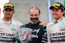 Podio: secondo Lewis Hamilton, Mercedes AMG F1 Team con James Waddell e il vincitore della gara Nico