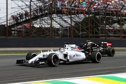 Felipe Massa, Williams FW37 et Romain Grosjean, Lotus F1 E23 en lutte pour une position