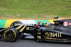 Pastor Maldonado, Lotus F1 E23 met #PrayForParis hashtag op de auto