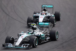 Nico Rosberg, Mercedes AMG F1 W06 voor teamgenoot Lewis Hamilton, Mercedes AMG F1 W06