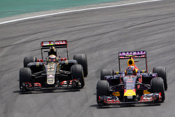 Борьба за позицию - Даниил Квят, Red Bull Racing RB11 и Пастор Мальдонадо, Lotus F1 E23