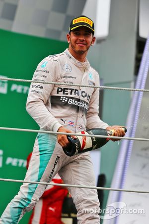 Lewis Hamilton, Mercedes AMG F1 viert zijn tweede plaats po het podium