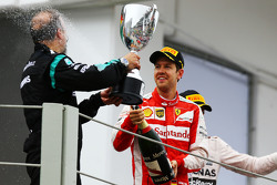 Sebastian Vettel, Ferrari viert zijn derde plaats met Jimmy Waddell, Mercedes AMG F1 Composite Inspe