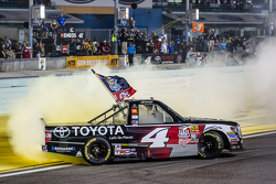 Victory-Lane für den Gesamtsieg: 1. NASCAR Camping World Truck Series 2015: Erik Jones, Kyle Busch M