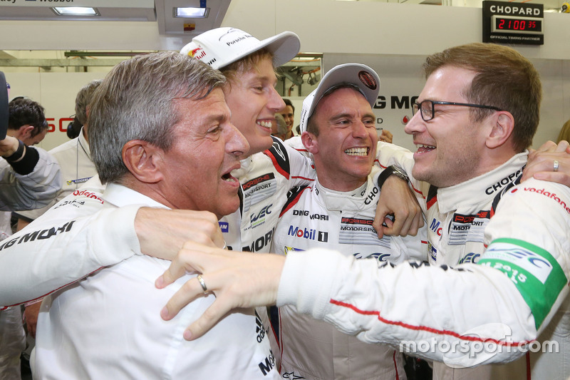 Тимо Бернхард и Брендон Хартли, Porsche Team праздную свой титул чемпионов
