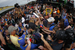 Jeff Gordon, Hendrick Motorsports Chevrolet signs autographs during his final race weekend