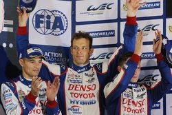 Podio: tercer lugar Alexander Wurz, Stéphane Sarrazin, Mike Conway, Toyota Racing