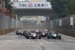 Start action: Felix Rosenqvist, Prema Powerteam Dallara Mercedes-Benz leads