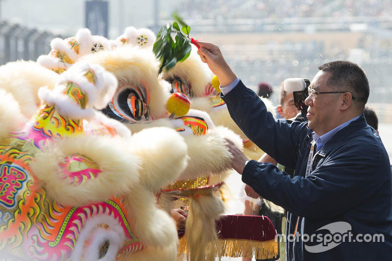澳门特别行政区行政长官崔世安为舞狮点睛