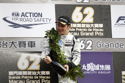 Podium: segundo lugar, Charles Leclerc, Van Amersfoort Racing celebra con champagne