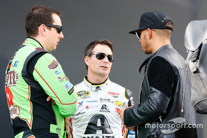 Lewis Hamilton cruza o Atlântico e prestigia a final da NASCAR e despedida de Jeff Gordon