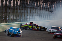 Unfall: Aric Almirola, Richard Petty Motorsports Ford; Clint Bowyer, Michael Waltrip Racing Toyota