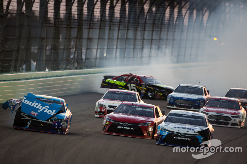 Unfall: Aric Almirola, Richard Petty Motorsports Ford; David Ragan, Michael Waltrip Racing Toyota; C