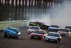 Unfall: Aric Almirola, Richard Petty Motorsports Ford; David Ragan, Michael Waltrip Racing Toyota; C