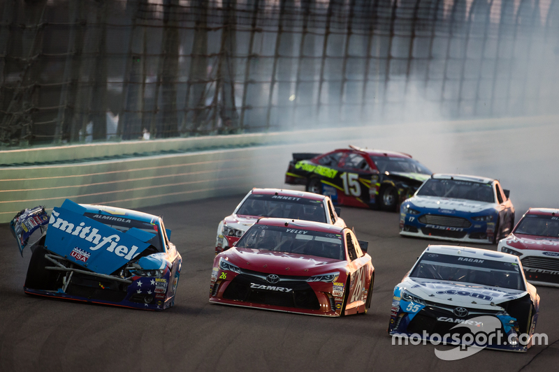 Aric Almirola, Richard Petty Motorsports Ford, David Ragan, Michael Waltrip Racing Toyota y Clint Bo