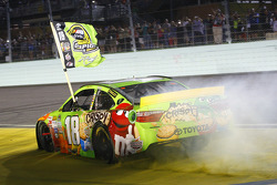 Victory-Lane: Champion NASCAR Sprint-Cup 2015, Kyle Busch, Joe Gibbs Racing Toyota