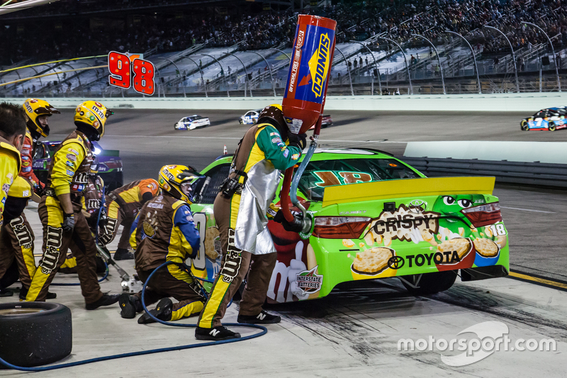 pit stop for kyle busch joe gibbs racing toyota at homestead nascar pit stop
