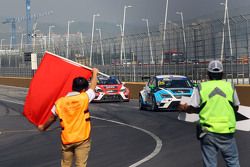 Red flag Stefano Comini, SEAT Leon, Target Competition and Jordi Gene, SEAT Leon, Team Craft-Bamboo 