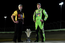 Campeón de la NASCAR Sprint Cup Series Kyle Busch con Jefe del equipo Adam Stevens