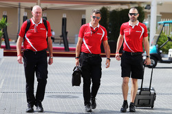 (Da sx a dx): John Booth, Team Principal Manor Marussia F1 Team con Graeme Lowdon, Amministratore de