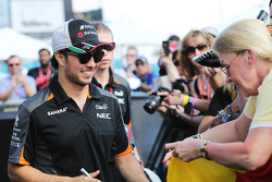 Sergio Perez, Sahara Force India F1 firma autografi ai fan