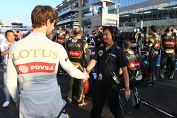 Romain Grosjean, Lotus F1 Team con Ayao Komatsu, Lotus F1 Team Race Engineer sulla griglia