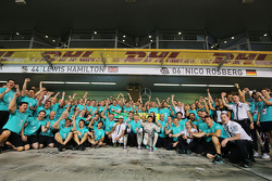 Le vainqueur Nico Rosberg, Mercedes AMG F1 fête sa victoire avec son équipier Lewis Hamilton, Mercedes AMG F1 et l'équipe